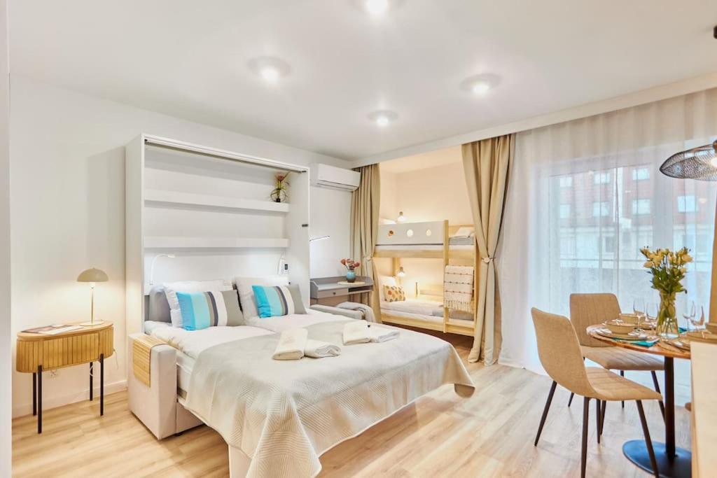 Golden Hour Apartments- Plac Slowianski 26 ชวีโนวิชแจ ภายนอก รูปภาพ