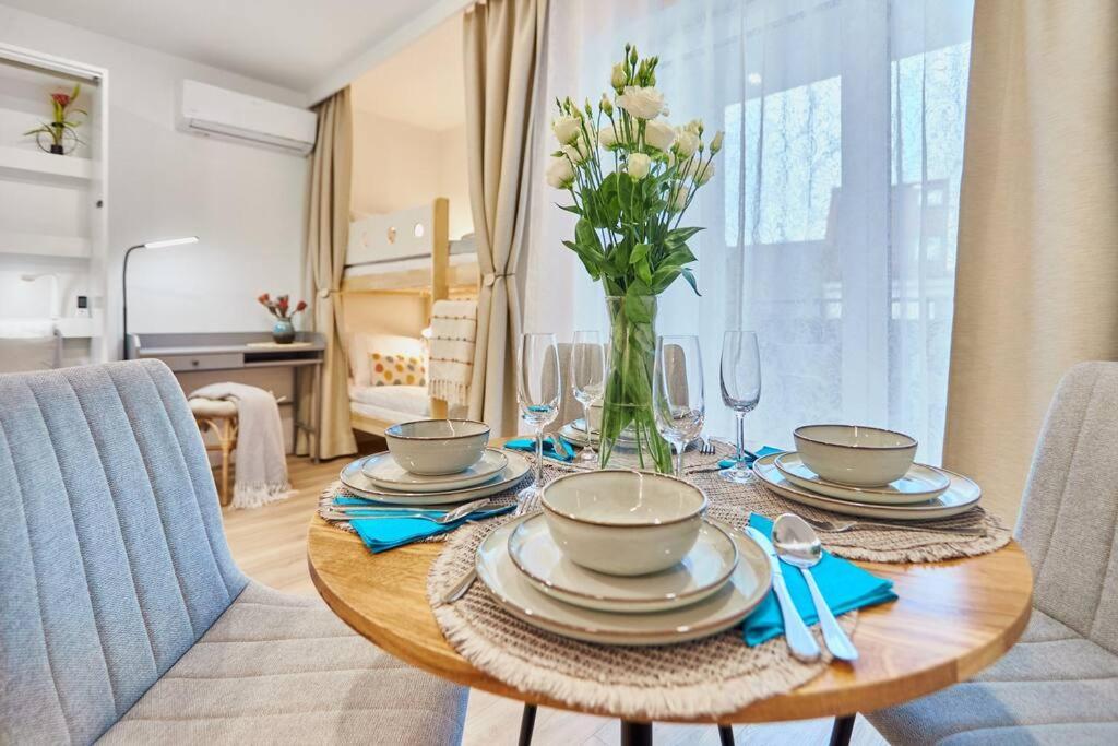 Golden Hour Apartments- Plac Slowianski 26 ชวีโนวิชแจ ภายนอก รูปภาพ
